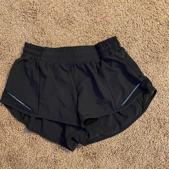 Lululemon hotty hot short 2.5 inch - Picture 2 of 4